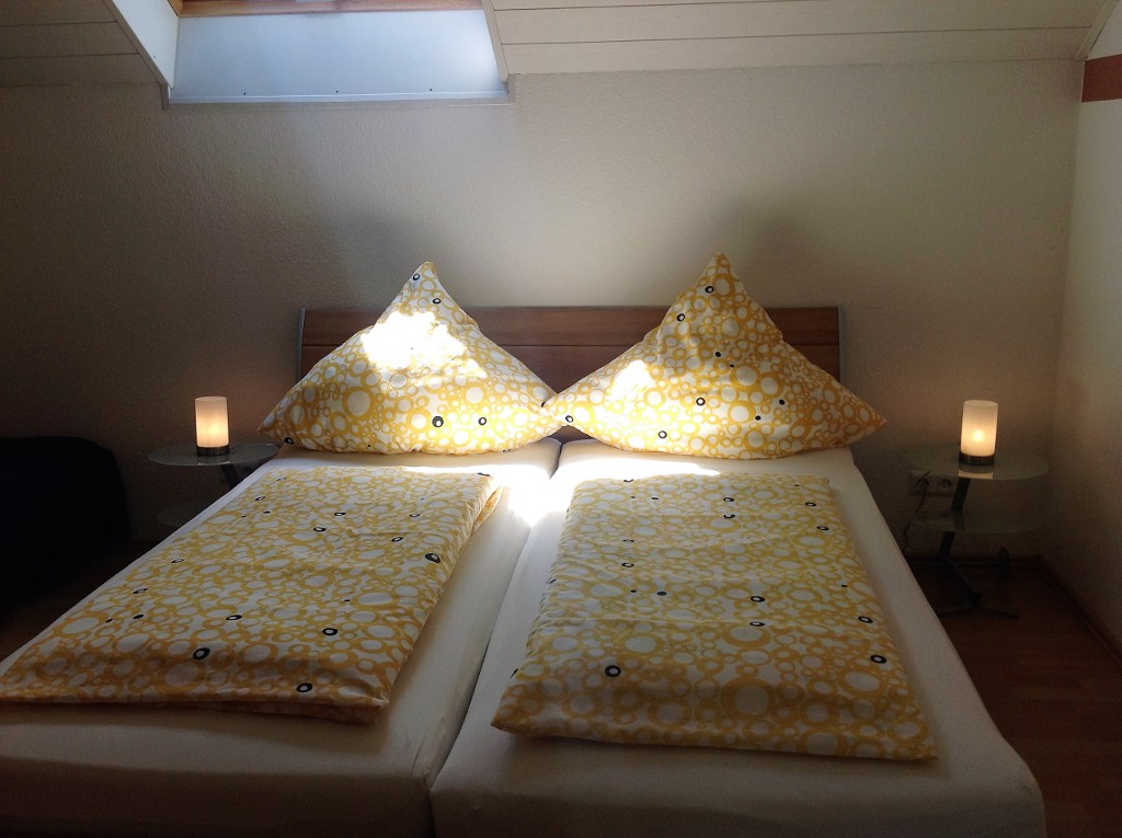 Schlafzimmer nit einem Doppelbett und einem Einzelbett