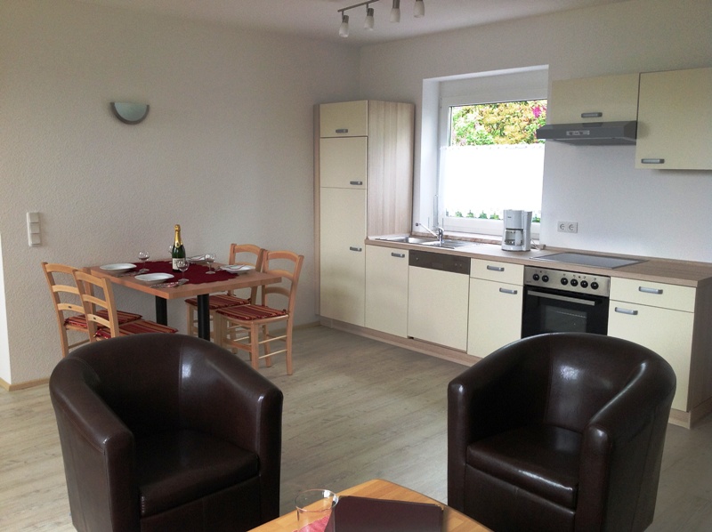 Offener Küchenbereich mit Esstisch in der Ferienwohnung 3